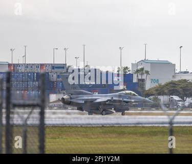 F16 avions de chasse de la base aérienne de la réserve Homestead sont repérés à l'aéroport international de Miami, FL, sur 30 mars 2023 Banque D'Images