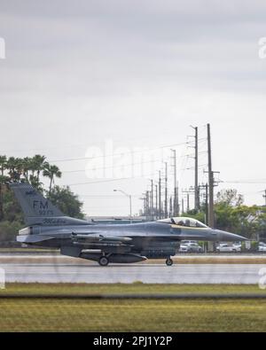 F16 avions de chasse de la base aérienne de la réserve Homestead sont repérés à l'aéroport international de Miami, FL, sur 30 mars 2023 Banque D'Images