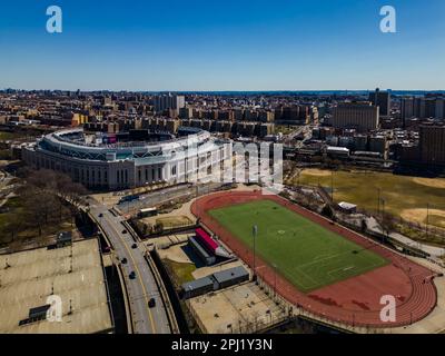 Une vue aérienne du Yankee Stadium situé dans le centre du Bronx avec beaucoup de bâtiments autour Banque D'Images