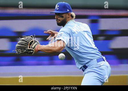 Kansas City, États-Unis. 30th mars 2023. MJ Melendez (1), fieleur droit des Kansas City Royals, perd son emprise sur le ballon tout en essayant de lancer un coureur des Minnesota Twins au premier jour de l'ouverture du stade Kauffman à Kansas City, Missouri, jeudi, 30 mars 2023. Photo de Kyle Rivas/UPI crédit: UPI/Alay Live News Banque D'Images