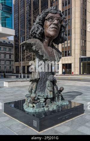 Statue de bronze de Betty Campbell, Central Square, Cardiff Banque D'Images