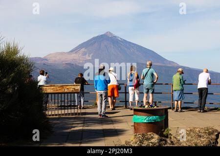 Vue sur le volcan Mont Teide depuis le point de vue Mirador de Chipeque. Santa Cruz de Tenerife, Iles Canaries, Espagne Banque D'Images