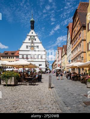 Place centrale de Rothenburg ob der Tauber, avec l'hôtel de ville historique et la tour de l'horloge. Rothenburg ob der Tauber, Bavière, Allemagne, août 2022 Banque D'Images