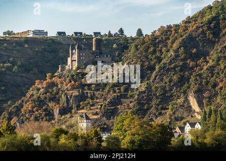 Paysage pittoresque de la gorge du Rhin, site classé au patrimoine mondial de l'UNESCO, à St. Goarshausen avec le château de Katz, Rhénanie-Palatinat, Allemagne Banque D'Images