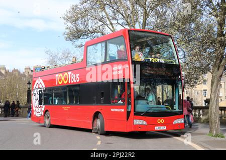 BUS TOURISTIQUE À TOIT OUVERT DANS LA VILLE DE BATH, AU ROYAUME-UNI Banque D'Images