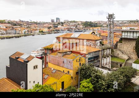 Europe, Portugal, Porto. 7 avril 2022. Bâtiments le long du fleuve Douro. Banque D'Images