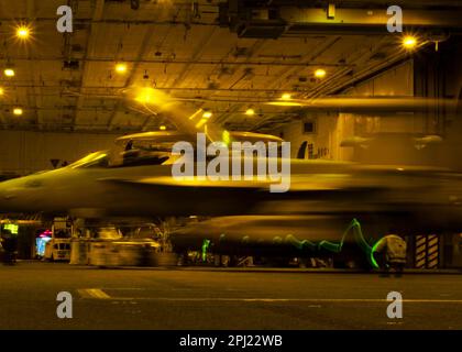 Les marins, affectés au premier porte-avions de classe USS Gerald R. Ford (CVN 78), guident un trowler E/A-18G, attaché aux « loups gris » de l'escadron d'attaque électronique (VAQ) 142, dans la baie hangar du navire, à 25 mars 2023. Ford est en cours dans l'océan Atlantique en exécutant son exercice d'unité d'entraînement composite (COMPTUEX), un exercice intense de plusieurs semaines conçu pour intégrer pleinement un groupe de grève des transporteurs comme une force de combat cohérente et multimission et pour tester leur capacité à mener des opérations de combat soutenues depuis la mer. En tant que premier navire de classe Ford, CVN 78 Banque D'Images