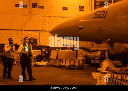 Les marins, affectés au premier porte-avions de classe USS Gerald R. Ford (CVN 78), guident un trowler E/A-18G, attaché aux « loups gris » de l'escadron d'attaque électronique (VAQ) 142, dans la baie hangar du navire, à 24 mars 2023. Ford est en cours dans l'océan Atlantique en exécutant son exercice d'unité d'entraînement composite (COMPTUEX), un exercice intense de plusieurs semaines conçu pour intégrer pleinement un groupe de grève des transporteurs comme une force de combat cohérente et multimission et pour tester leur capacité à mener des opérations de combat soutenues depuis la mer. En tant que premier navire de classe Ford, CVN 78 Banque D'Images