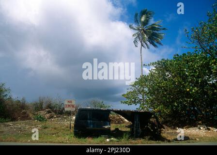 Scarborough Tobago brûlé véhicule déversé par aucun signe de dumping Banque D'Images