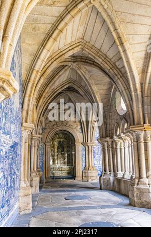 Europe, Portugal, Porto. 7 avril 2022. Passage voûté à la cathédrale de Porto. Banque D'Images