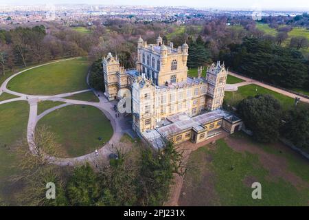 07.01.2021 Nottingham, Angleterre. Wollaton Hall - Maison de campagne élisabéthaine située sur une colline à Wolaton Park, Nottingham, Angleterre vue du point de vue des oiseaux aériens. Photo de haute qualité Banque D'Images