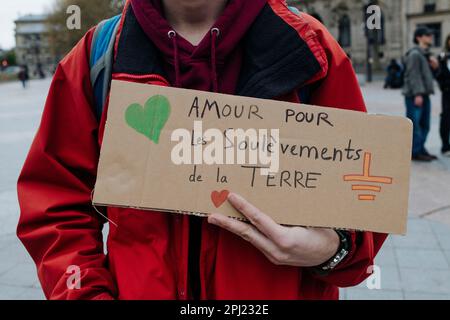 Jan Schmidt-Whitley/le Pictorium - rassemblement contre la violence policière à Sainte-Soline à Paris - 30/3/2023 - France / Paris / Paris - Un manifestant avec un signe en faveur des « départements de la Terre ». Plusieurs manifestations ont eu lieu jeudi devant les préfectures pour soutenir les blessés et les personnes arrêtées lors de la mobilisation à Sainte-Soline. A Paris, la préfecture de police comptait 5000 manifestants devant l'hôtel de ville. Une manifestation spontanée a eu lieu dans les rues de la capitale. Banque D'Images