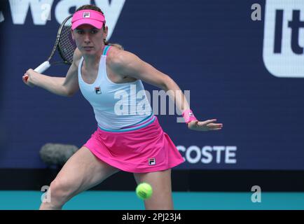 Miami Gardens, États-Unis. 30th mars 2023. Ekaterina Alexandrova, de Russie, revient à Petra Kvitova, de République tchèque, lors de la demi-finale du match de l'Open de Miami au Hard Rock Stadium de Miami Gardens, en Floride, jeudi, 30 mars 2023. Photo de Gary I Rothstein/UPI crédit: UPI/Alay Live News Banque D'Images