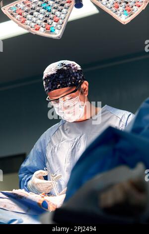 Groupe des chirurgiens de la chirurgie à l'hôpital faire d'opération. L'équipe médicale faisant opération critique. Banque D'Images