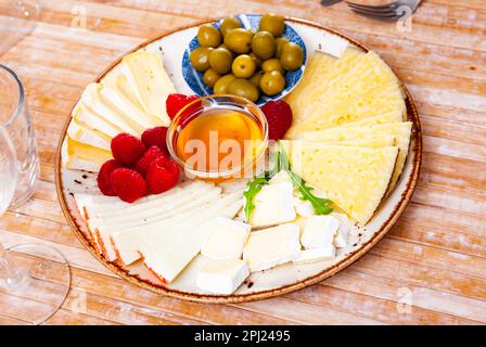Différents types de fromage tranchés et servis sur l'assiette Banque D'Images