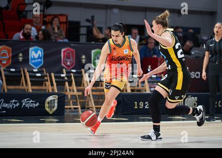 Leticia Romero de Valencia basket (L) et Alexandra Joy Mollenhauer de Movistar Estudiantes (R) en action pendant les quarts de finale de la coupe de la Reine Banque D'Images