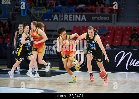 Cierra Burdick de Valencia basket (L) et Billie Kim Massey de Movistar Estudiantes (R) en action pendant les quarts de finale de la coupe de la Reine le mars Banque D'Images