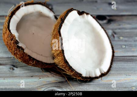 Cocococanut de fruits de noix de coco (Cocos nucifera) de la famille des palmiers (Arecaceae), genre Cocos, botanique est une Drupe, pas une noix, fournit la nourriture, le combustible, cosme Banque D'Images