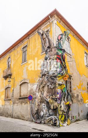 .Europe, Portugal, Porto, Vila Nova de Gaia. 8 avril 2022. Sculpture 'Half Rabbit', créée à partir de déchets et d'objets trouvés, par l'artiste portugais Bordalo Banque D'Images