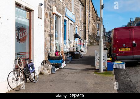 30 mars 2023. Cullen, Moray, Écosse. Il s'agit de l'avant de l'ancienne concession connue sous le nom de Cullen Collectibles sur Seafield Street. Le pavé i Banque D'Images