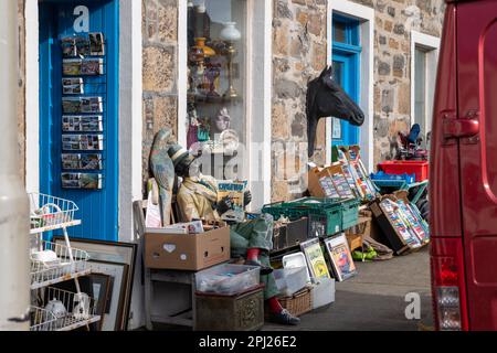 30 mars 2023. Cullen, Moray, Écosse. Il s'agit de l'avant de l'ancienne concession connue sous le nom de Cullen Collectibles sur Seafield Street. Le pavé i Banque D'Images