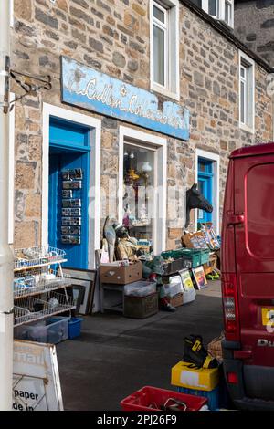 30 mars 2023. Cullen, Moray, Écosse. Il s'agit de l'avant de l'ancienne concession connue sous le nom de Cullen Collectibles sur Seafield Street. Le pavé i Banque D'Images