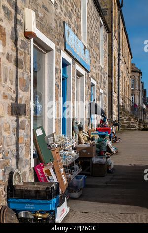 30 mars 2023. Cullen, Moray, Écosse. Il s'agit de l'avant de l'ancienne concession connue sous le nom de Cullen Collectibles sur Seafield Street. Le pavé i Banque D'Images