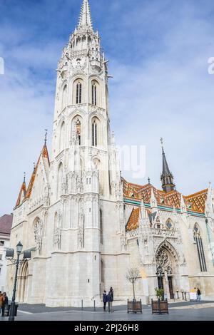 Budapest, Hongrie. 28 février 2023 : l'église de l'Assomption du château de Buda, connue sous le nom d'église Matthias, est une église catholique romaine située Banque D'Images