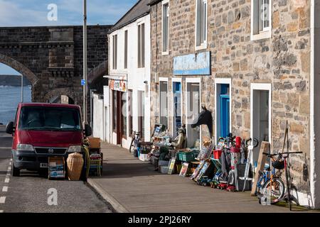 30 mars 2023. Cullen, Moray, Écosse. Il s'agit de l'avant de l'ancienne concession connue sous le nom de Cullen Collectibles sur Seafield Street. Le pavé i Banque D'Images