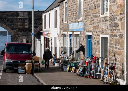 30 mars 2023. Cullen, Moray, Écosse. Il s'agit de l'avant de l'ancienne concession connue sous le nom de Cullen Collectibles sur Seafield Street. Le pavé i Banque D'Images