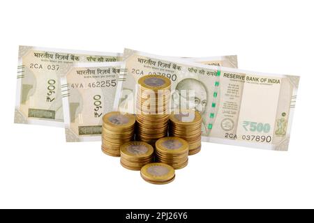note de 500 roupies avec pile de pièces isolé sur fond blanc avec chemin de détourage Banque D'Images