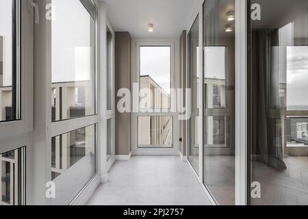 Loggia moderne avec de grandes fenêtres à l'intérieur de l'appartement Banque D'Images