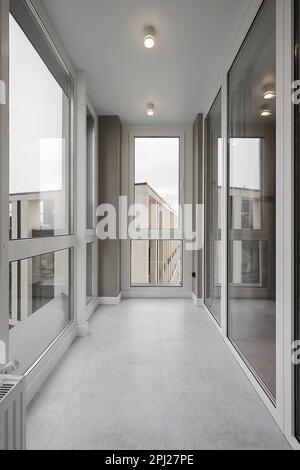 Loggia moderne avec de grandes fenêtres à l'intérieur de l'appartement Banque D'Images