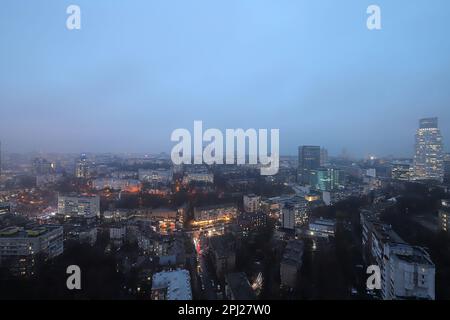 Vue nocturne de la ville de Kiev depuis une hauteur dans le brouillard Banque D'Images