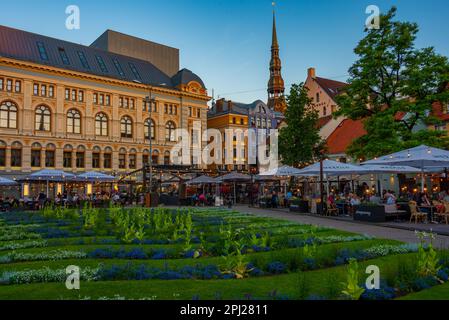 Riga, Lettonie, 24 juin 2022: Coucher de soleil sur Livu laukums - place de la capitale lettone Riga, Lettonie. Banque D'Images