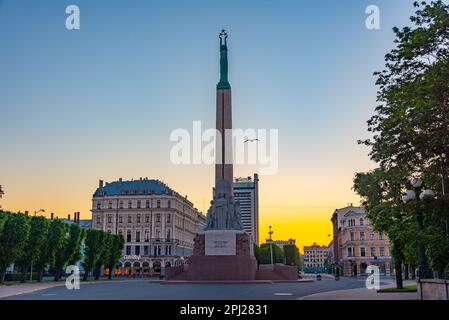 Riga, Lettonie, 25 juin 2022 : vue au coucher du soleil sur le monument de la liberté à Riga, Lettonie. . Banque D'Images