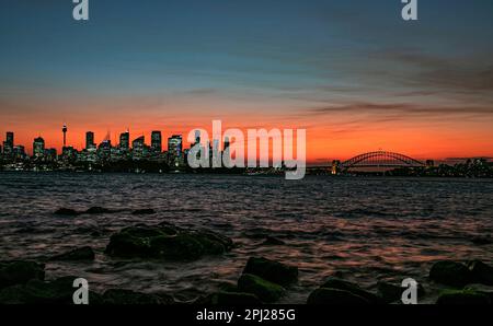 Vue sur Sydney au coucher du soleil avec une silhouette d'Opéra, de Harbour Bridge, de Sydney Tower Eye, d'autres bâtiments célèbres vus dans ce paysage nocturne Banque D'Images