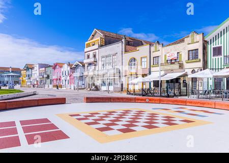 Europe, Portugal, Aveiro, Costa Nova do Prado. 13 avril 2022. Maisons de plage peintes de couleurs vives à la Costa Nova do Prado. Banque D'Images