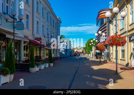 Jurmala, Lettonie, 9 juillet 2022: Les gens se promenent dans la rue Jomas iela à Jurmala, lettonie. Banque D'Images