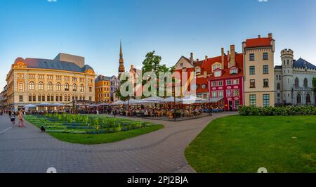 Riga, Lettonie, 24 juin 2022: Coucher de soleil sur Livu laukums - place de la capitale lettone Riga, Lettonie. Banque D'Images