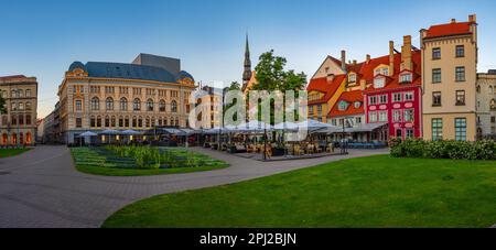 Riga, Lettonie, 24 juin 2022: Coucher de soleil sur Livu laukums - place de la capitale lettone Riga, Lettonie. Banque D'Images