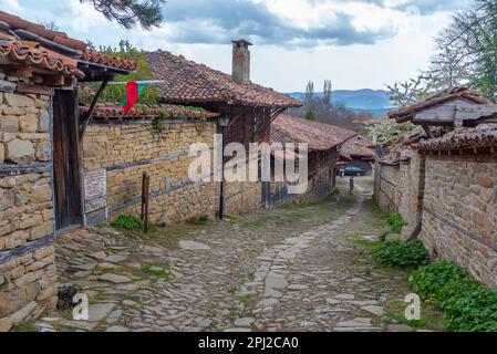 Zheravna, Bulgarie, 23 avril 2022: Maisons anciennes traditionnelles dans le village bulgare Zheravna. Banque D'Images