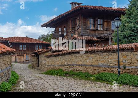 Zheravna, Bulgarie, 23 avril 2022: Maisons anciennes traditionnelles dans le village bulgare Zheravna. Banque D'Images