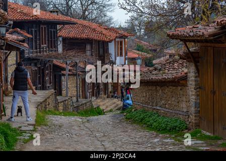 Zheravna, Bulgarie, 23 avril 2022: Maisons anciennes traditionnelles dans le village bulgare Zheravna. Banque D'Images