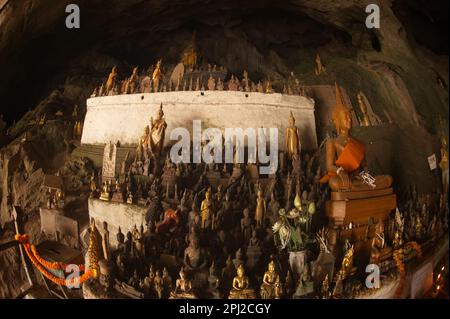 Pak ou Cave ou Ting Cave est important pour les Lao. Parce que c'est votre temple sur le Mékong avec des centaines d'images de Bouddha à l'intérieur. Banque D'Images