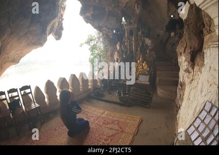 Pak ou Cave ou Ting Cave est important pour les Lao. Parce que c'est votre temple sur le Mékong avec des centaines d'images de Bouddha à l'intérieur. Banque D'Images