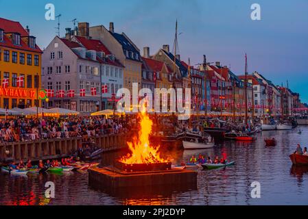 Copenhague, Danemark, 23 juin 2022: Célébrations du milieu de l'été dans l'ancien port de Nyhavn, dans le centre de Copenhague, au Danemark. Banque D'Images