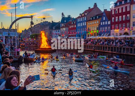 Copenhague, Danemark, 23 juin 2022: Célébrations du milieu de l'été dans l'ancien port de Nyhavn, dans le centre de Copenhague, au Danemark. Banque D'Images