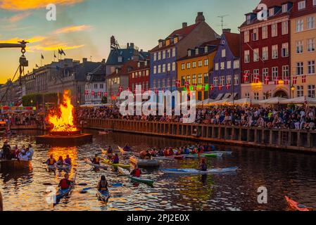 Copenhague, Danemark, 23 juin 2022: Célébrations du milieu de l'été dans l'ancien port de Nyhavn, dans le centre de Copenhague, au Danemark. Banque D'Images