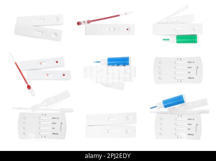 Kit avec kits de test express jetables pour l'hépatite sur fond blanc, vue de dessus Banque D'Images